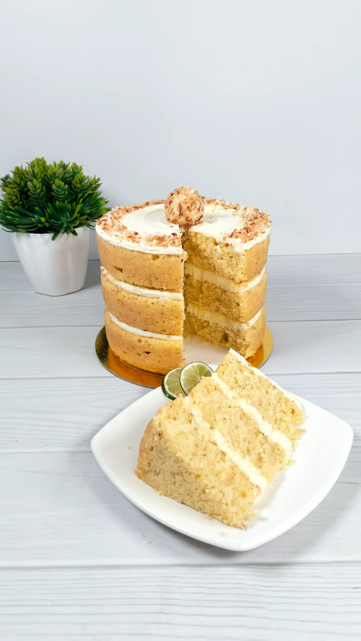 Torta de capas con coco y limón, abierta, con una porción servida en un plato