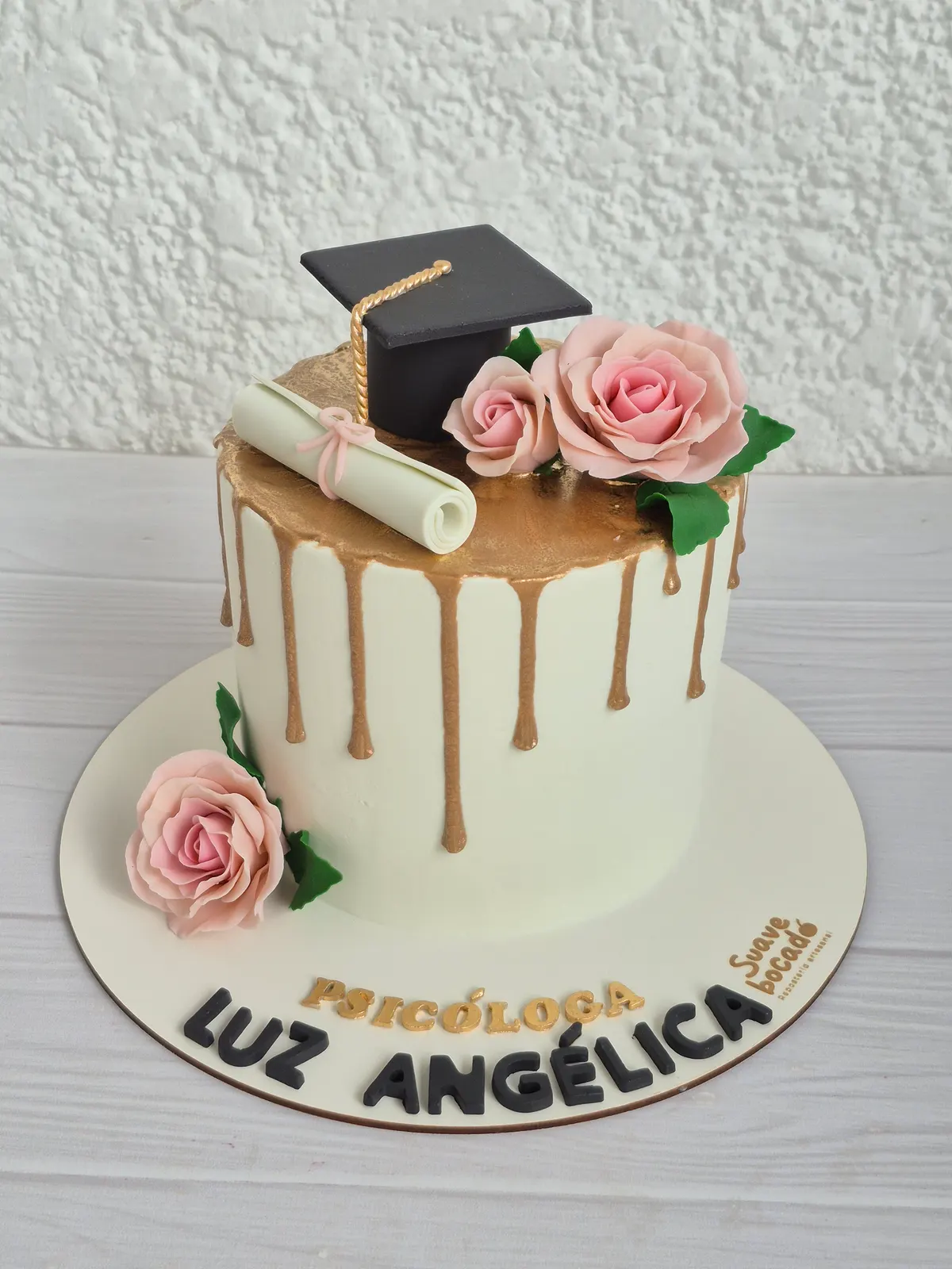 Torta de grado para una psicóloga con birrete, diploma, rosas de azúcar y goteo dorado