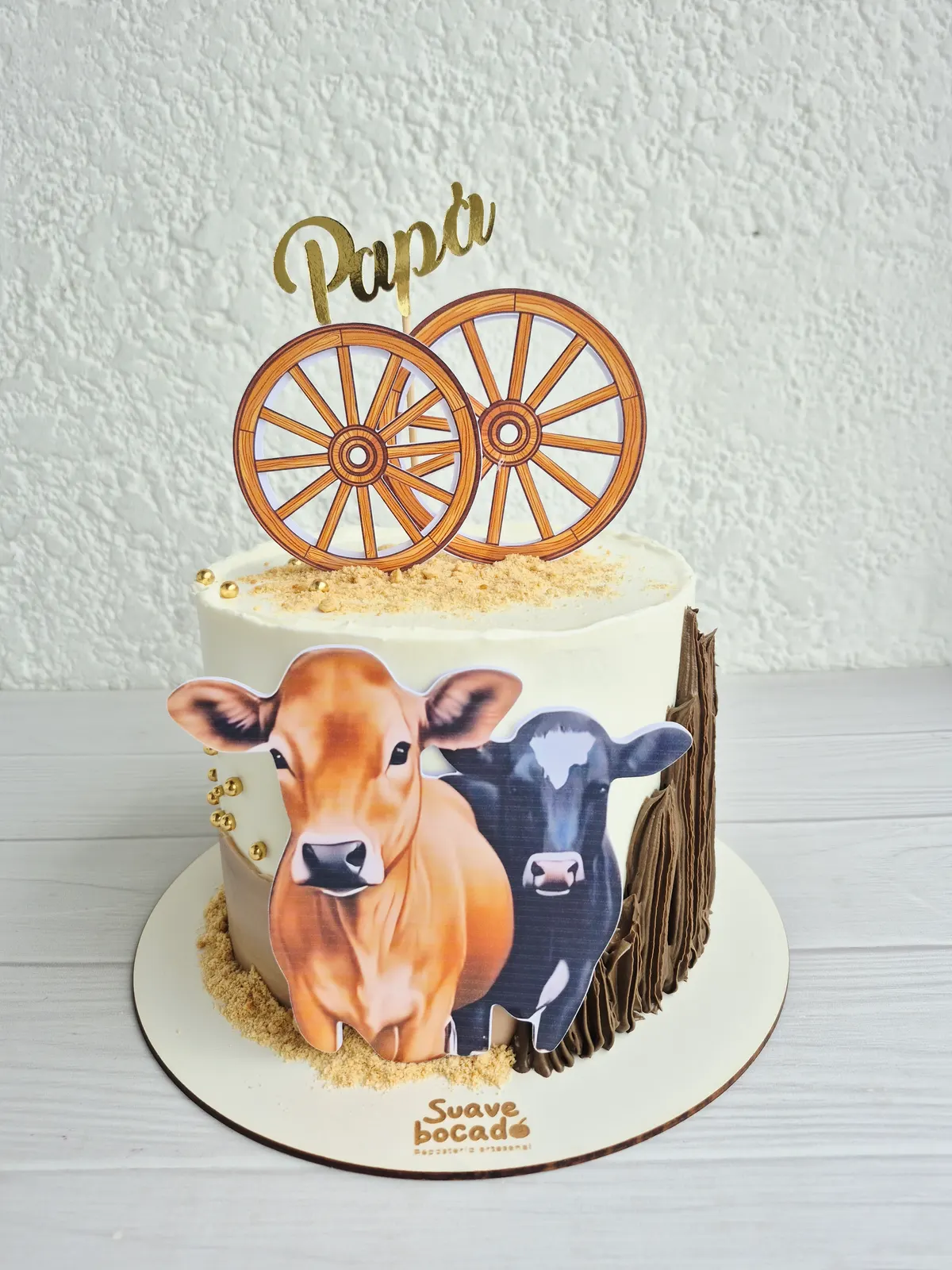 Torta para papá con vacas pintadas, ruedas de carreta y un topper de Papá