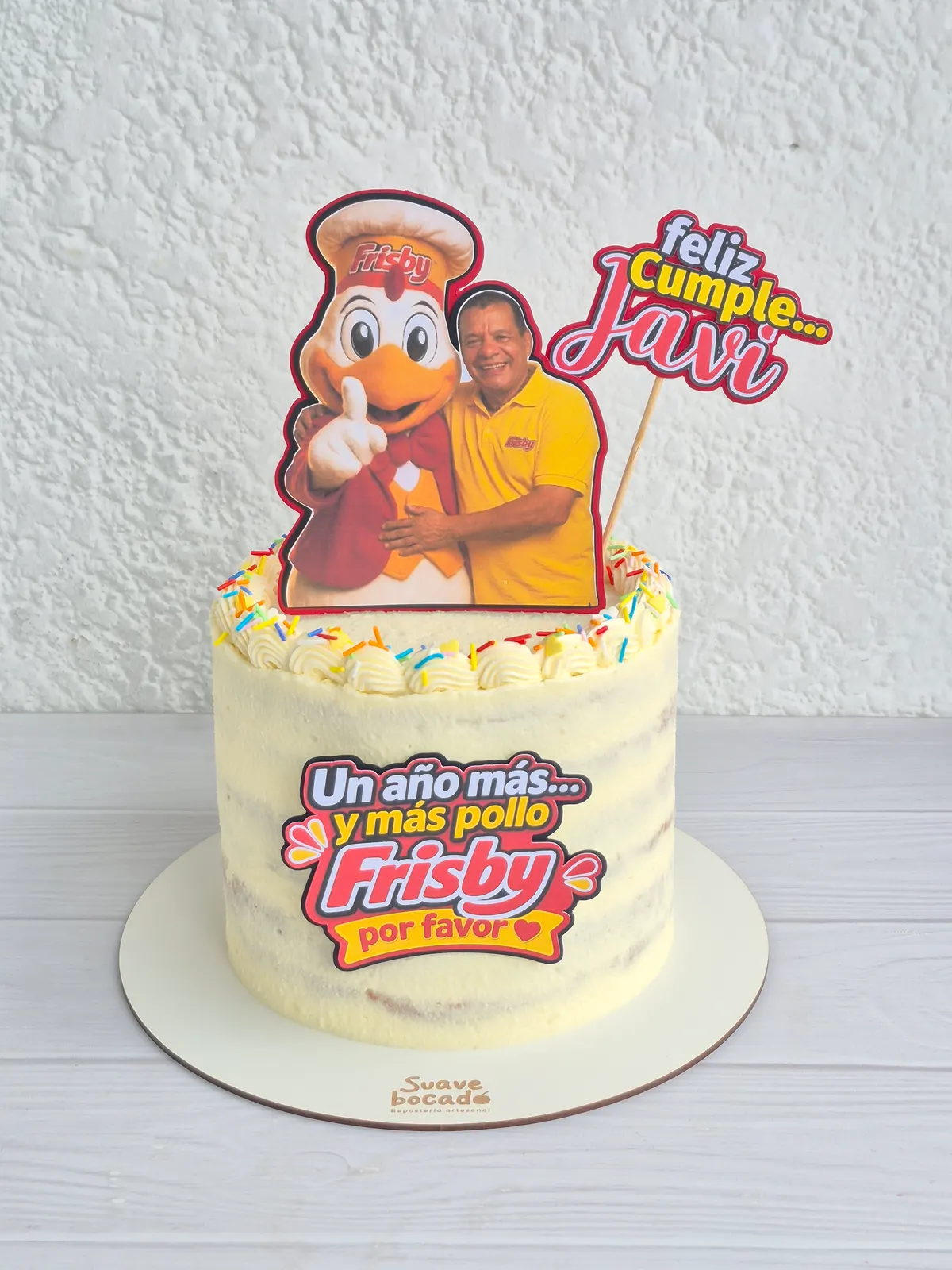 Torta semidesnuda con chispas de colores y un topper de Frisby para Javi