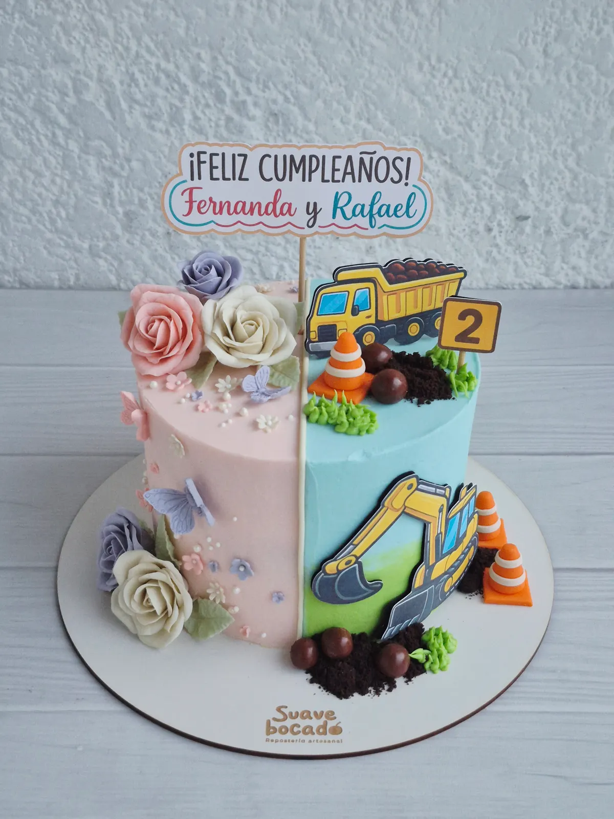 Torta doble para Fernanda y Rafael: mitad rosada con flores y mitad azul con volqueta y excavadora