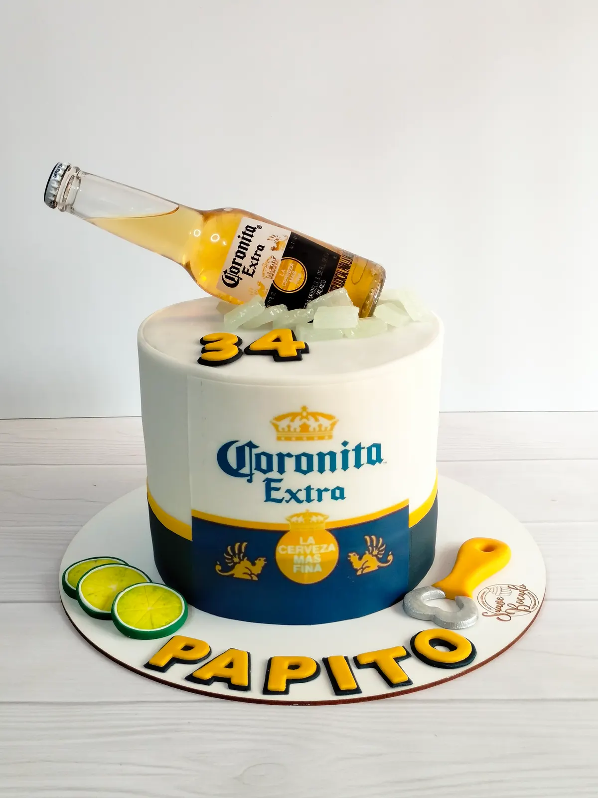Torta para el Día del Padre con una botella de cerveza encima, decoración de Coronita y el texto Papito